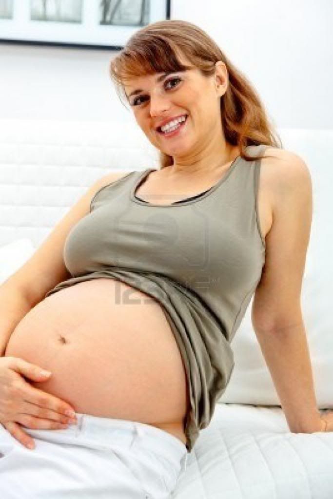 [Immagine: 8274155-felice-bella-donna-incinta-sedut...pancia.jpg]