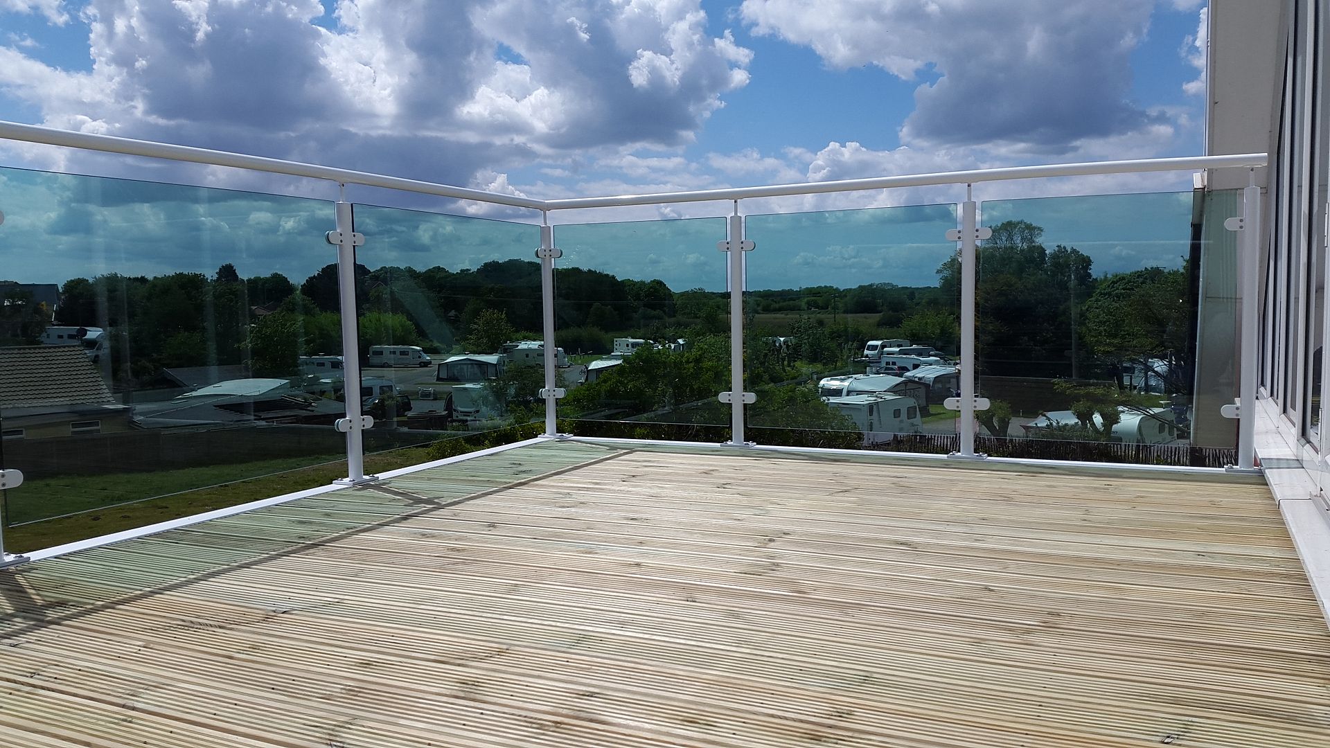 Powdercoated glass balustrade with green tint glass