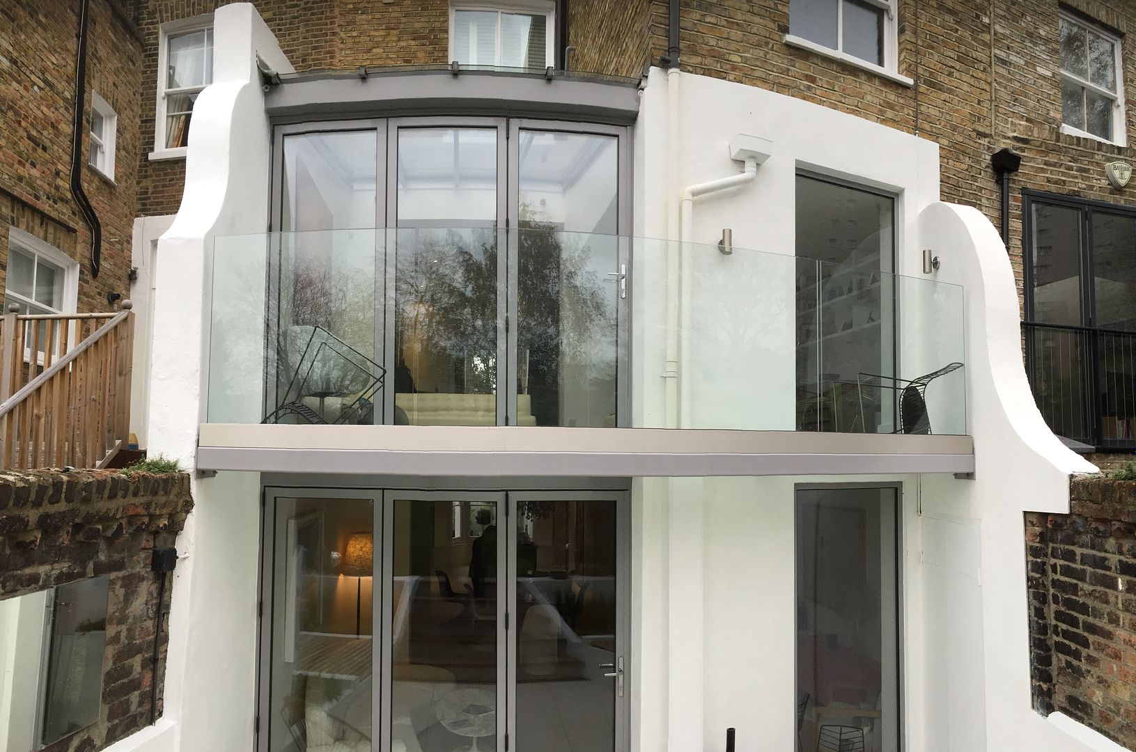 Glass balcony balustrade London Frameless infinity