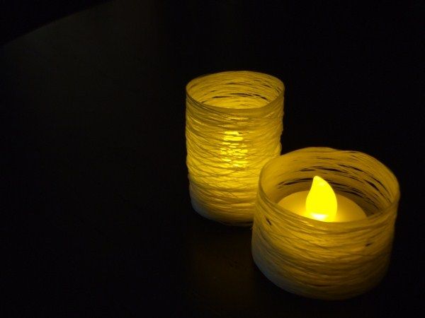 Lanterna di riciclo creativo di plastica, cartone e spago, Porta candele decorato con fiorellini di carta velina 